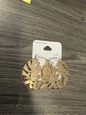 Icing Gold Tropical Cutout Round Hoop Earrings